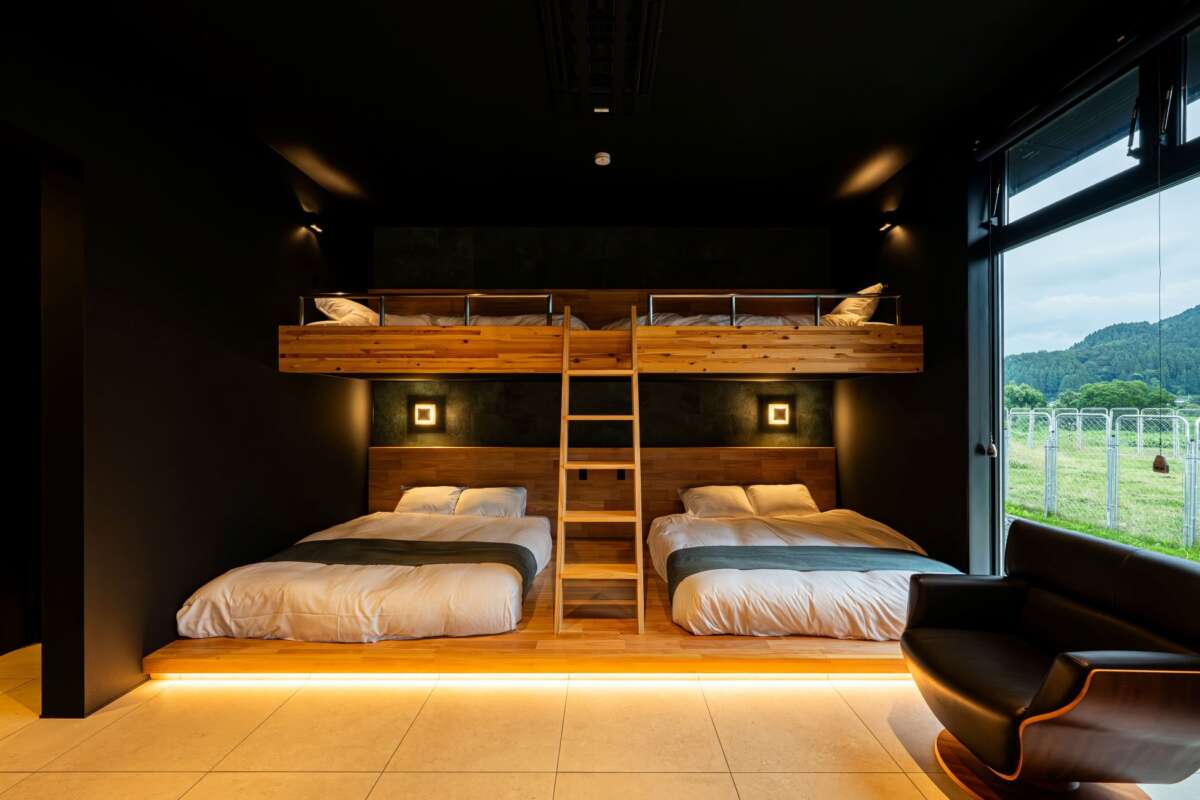 ガレージ宿「Garage Resort Neutral Katsuyama」