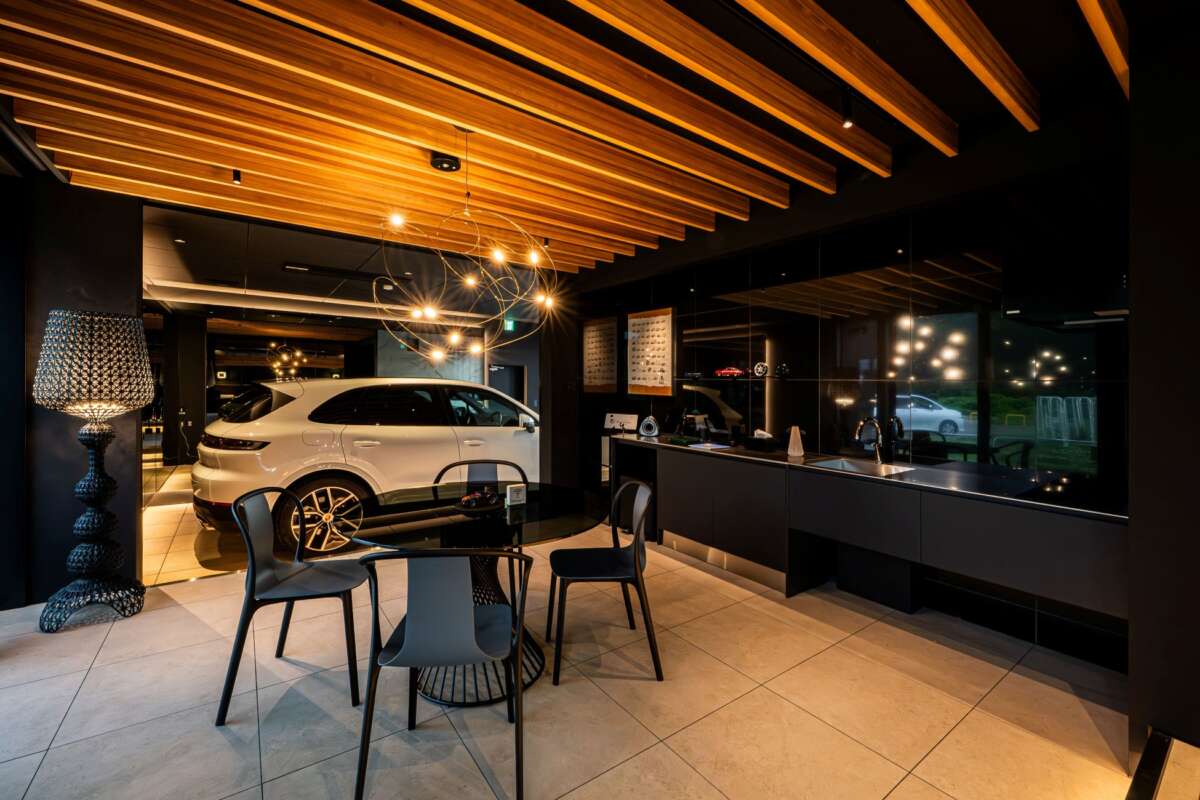 ガレージ宿「Garage Resort Neutral Katsuyama」